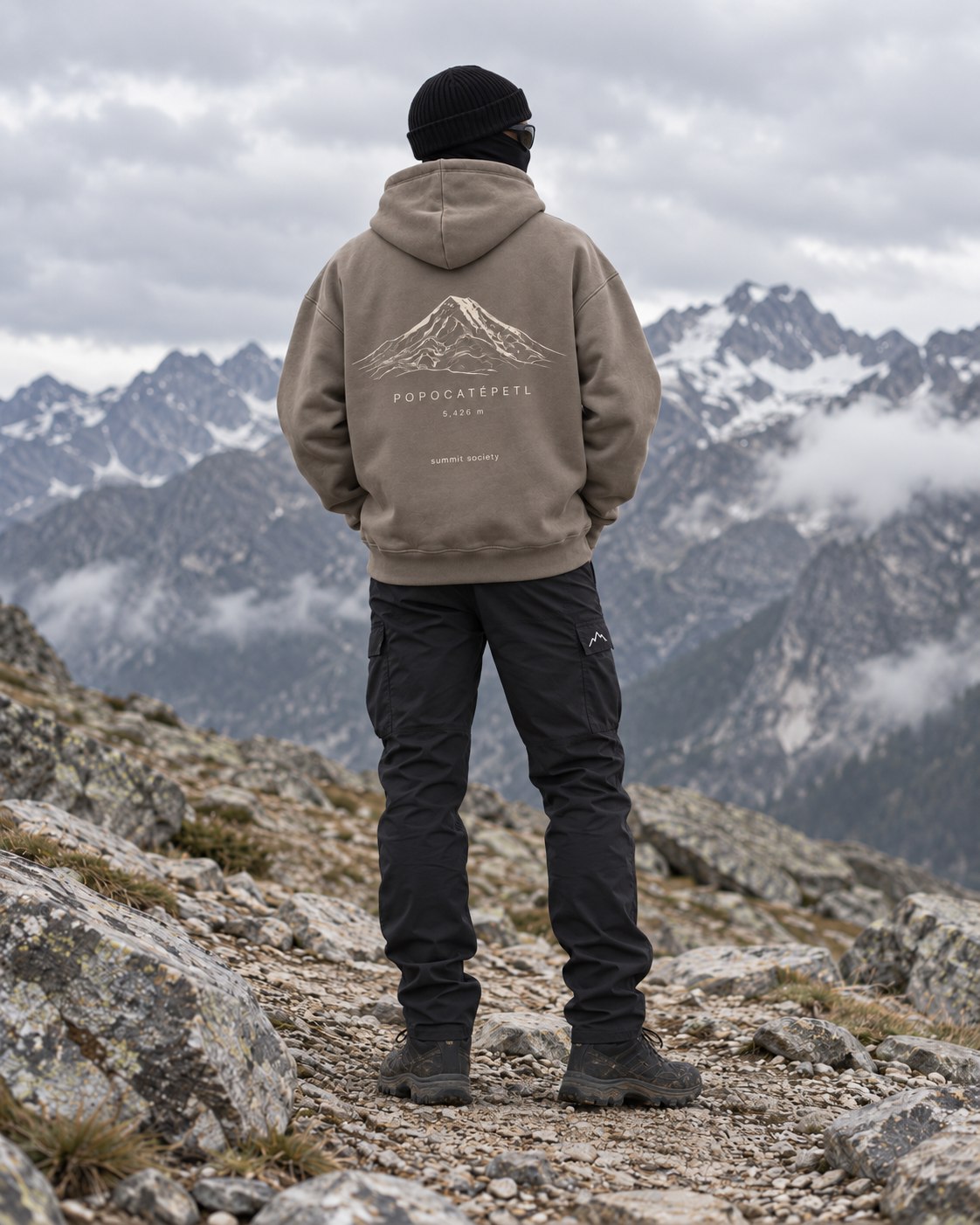 Persona de espaldas con el Volcanes Hoodie Popocatépetl frente al volcán