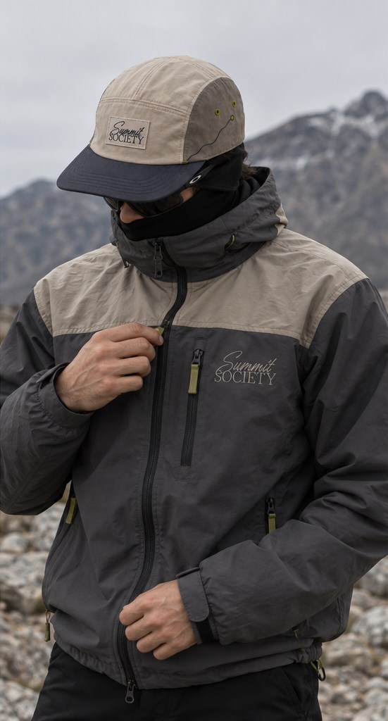 Persona usando la gorra 5-panel de Summit Society en la montaña