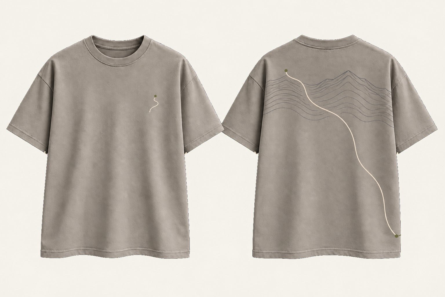 Playera Ridgeline Tee en tono piedra, con ruta diagonal y contornos de montaña en la espalda