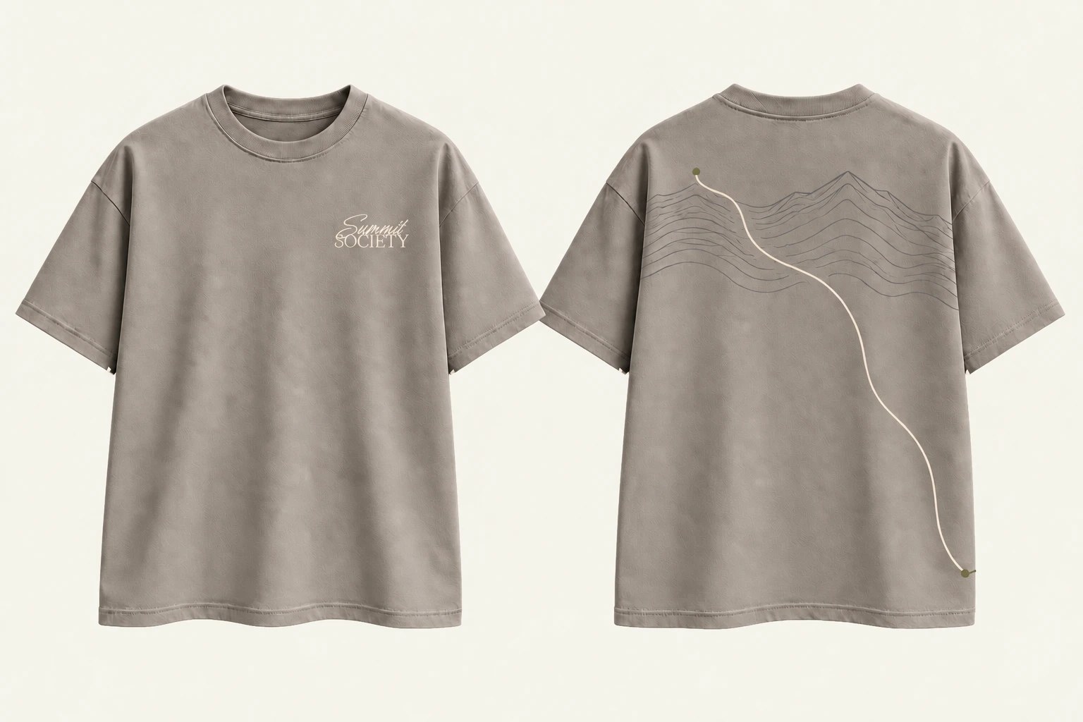 Playera Ridgeline Tee en tono piedra, con ruta diagonal y contornos de montaña en la espalda